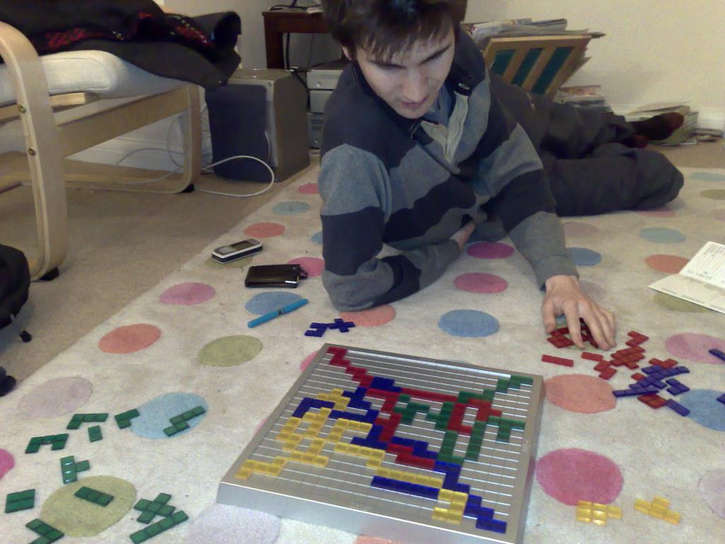brothers-playing-blokus-game