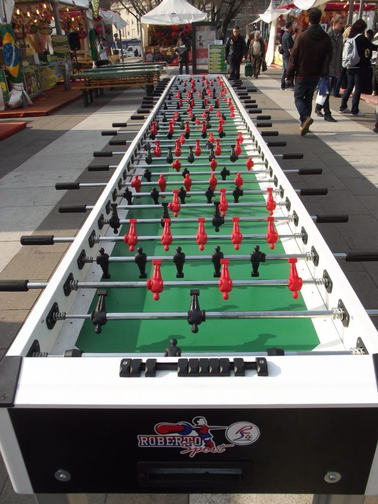 Long table soccer for many players