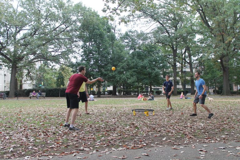 Venner spiller spikeball i parken